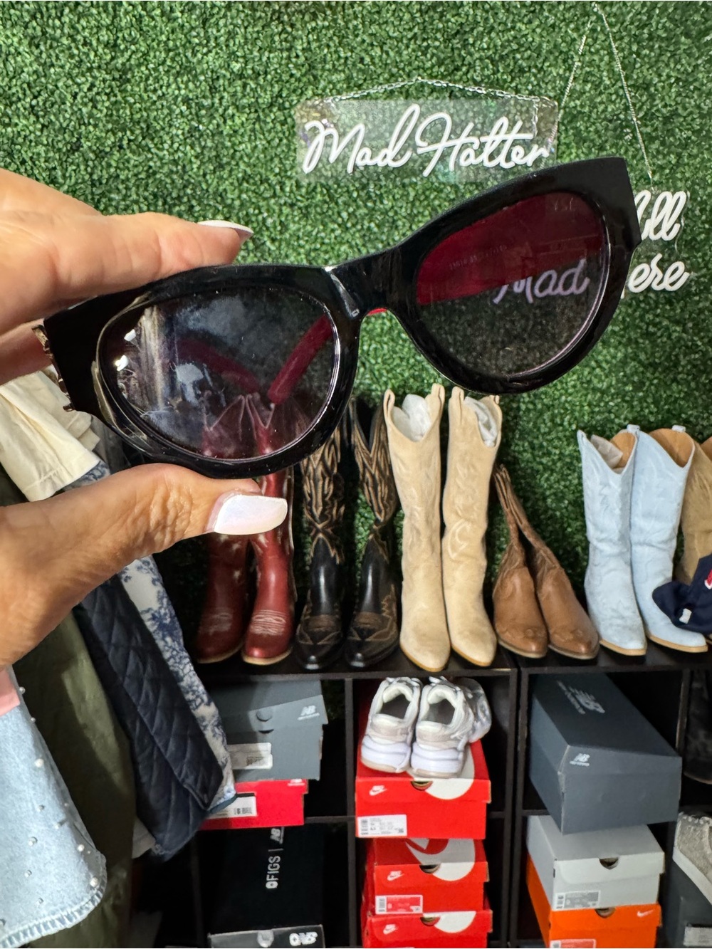 Classic Black Cat-Eye Sunglasses - Unbranded